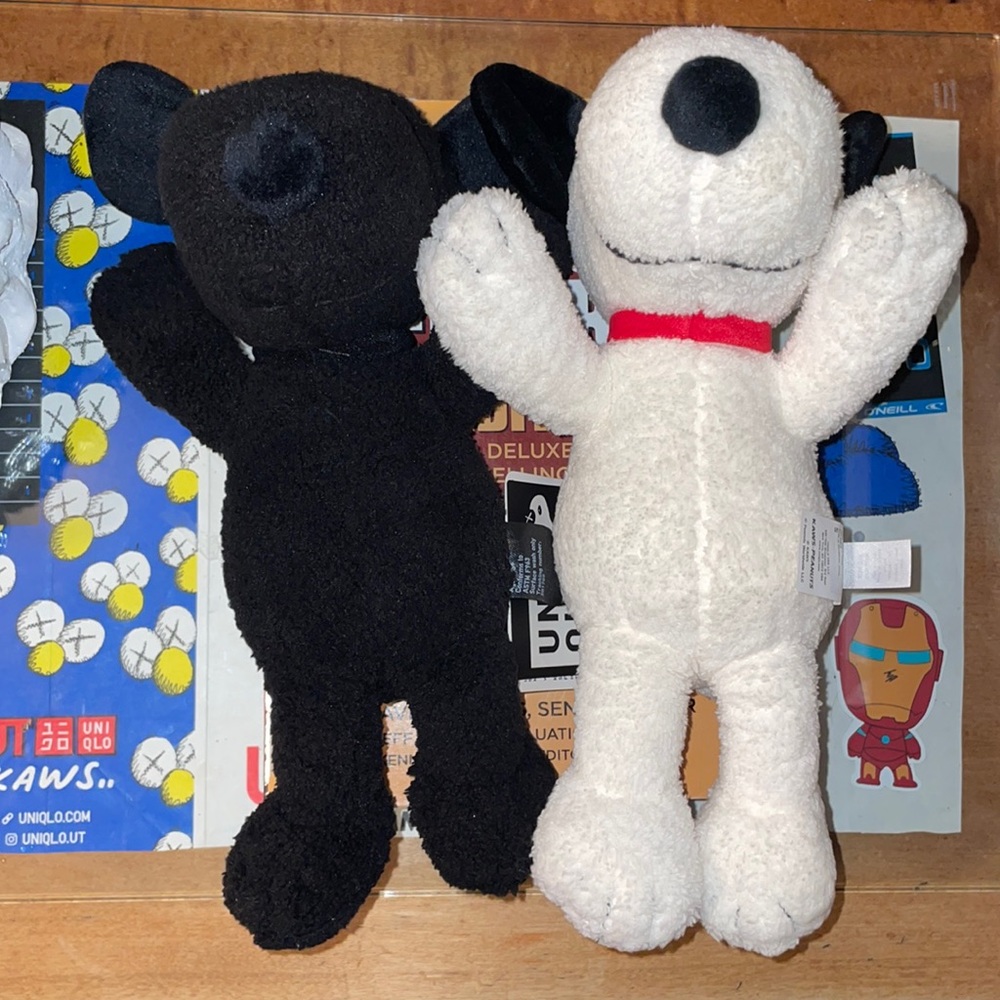 UNI QLO KAWS x Peanuts 8” Snoopy Plushies. NWT COA attached to Black Snoopy only - Picture 1 of 11